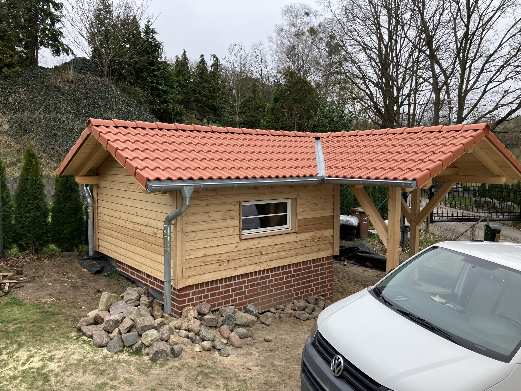 Kleiner Holzbau mit Satteldach