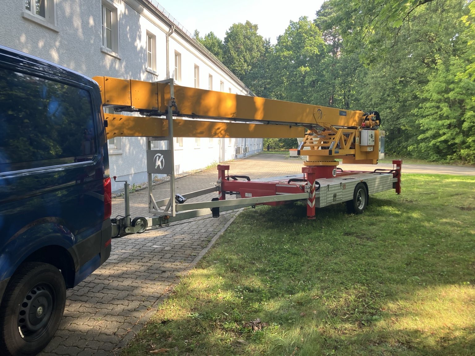 Anhängerkran von Holzbau Schülke im Baustelleneinsatz